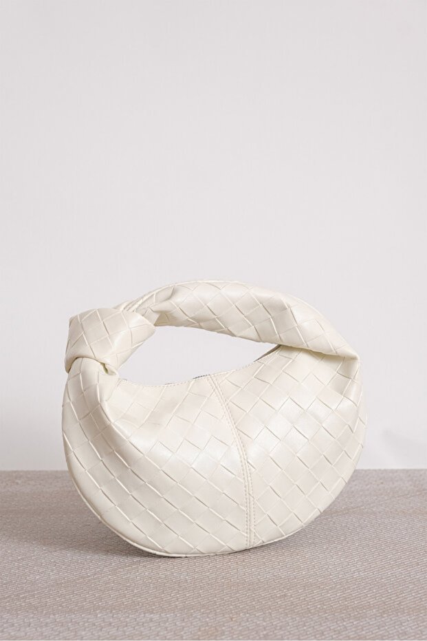 The Moiss Women's Knitted Textured Knot Detailed Handbag White