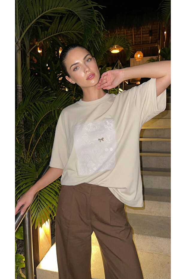 Oversize Fit Stylish Patterned T-Shirt with Accessory Detail