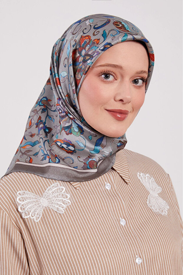 وشاح كريستال بنمط لاليزار باللون الرمادي