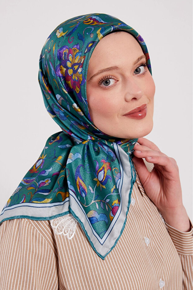 وشاح كريستالي بنمط لاليزار باللون الزمردي