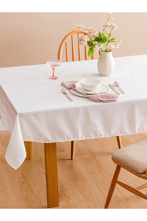 مفرش طاولة بنمط نجمة من LCW HOME مقاس 140x200 سم