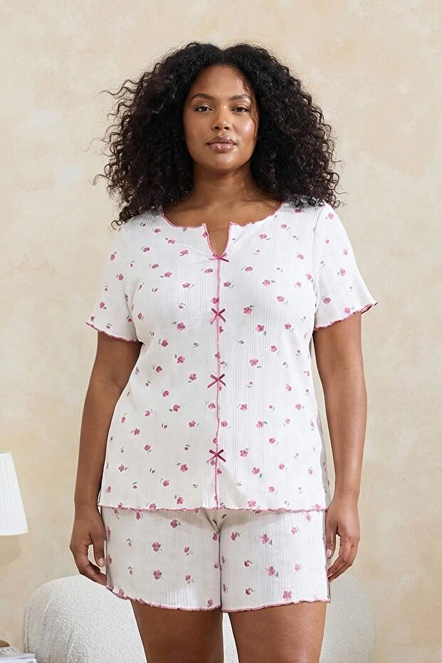 Beyaz-Pembe Çiçek Desenli Kurdeleli Kaşkorse Büyük Beden Pijama Takımı TBBSS26AI00020 - 1