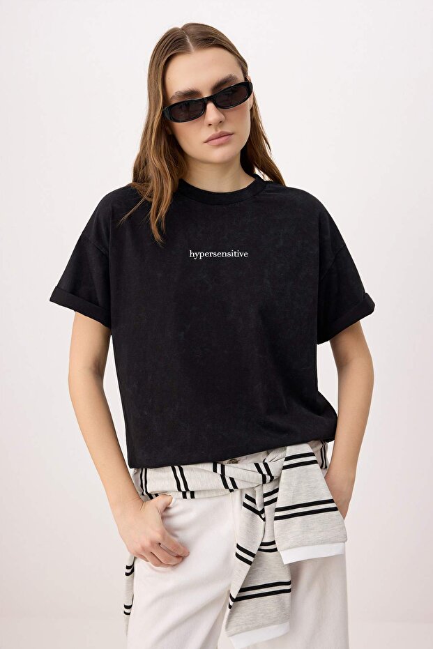 Trendyolmilla  Siyah Nakışlı / İşlemeli Oversize/Geniş Kalıp Kısa Kollu %100 Pamuk Örme T-Shirt TWOSS26TS00157 - Görsel 2