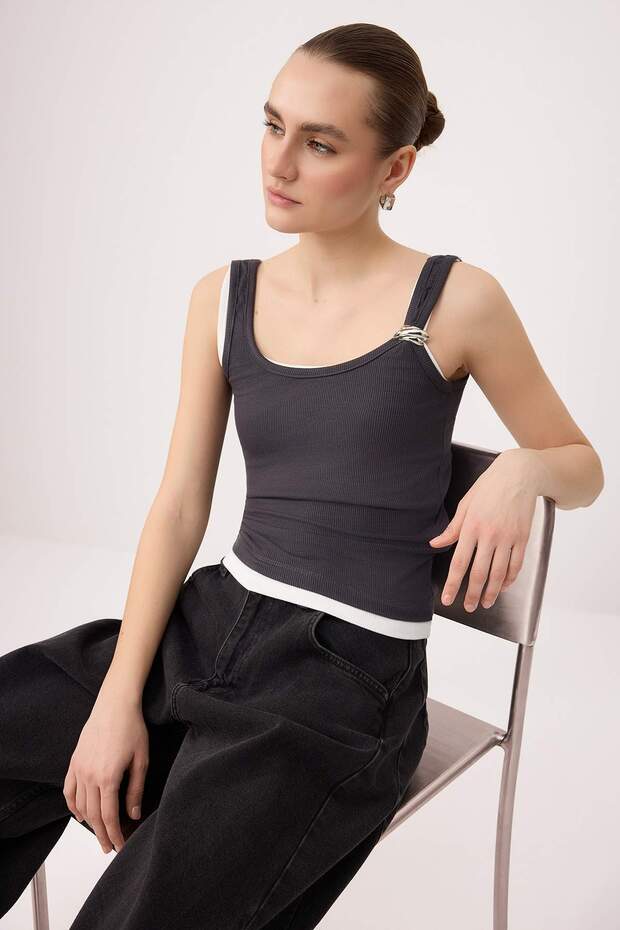Trendyolmilla  Antrasit İkili Fitted/Vücuda Oturan Havuz Yaka Aksesuarlı Fitilli Esnek Örme Bluz TWOSS26BZ00461 - Görsel 3