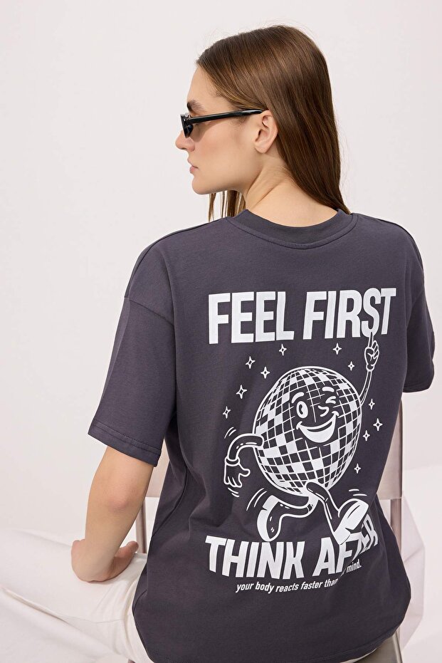 Trendyolmilla  Antrasit Baskılı Oversize/Geniş Kalıp Kısa Kollu Tok %100 Pamuk Örme T-Shirt TWOSS26TS00180 - Görsel 2