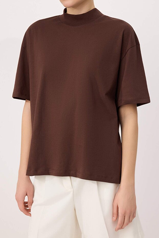 Kahverengi %100 Kalın Pamuklu Dik Yaka Truvakar Kol Örme T-Shirt TWOSS24TS00074 - 3