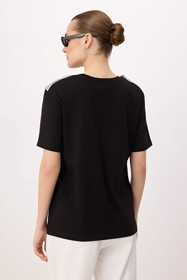 Siyah Oversize/Geniş Kalıp Kısa Kollu Bağlama Detaylı Uzun Yumuşak Örme T-shirt TWOSS26TS00269 - 4