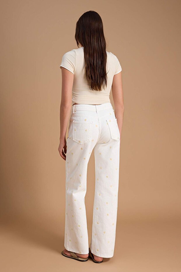Beyaz Yüksek Bel Wide Leg Çiçek Nakışlı %100 Pamuklu Jeans TWOSS26JE00226 - 4