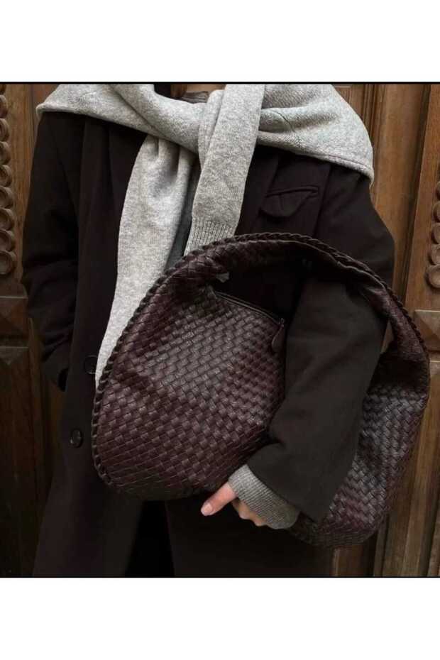 حقيبة كتف نسائية كبيرة الحجم منسوجة بنمط مميز باللون البني