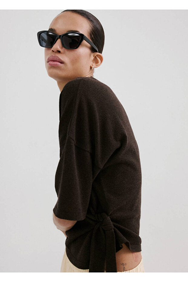 Knitted sweater with bow