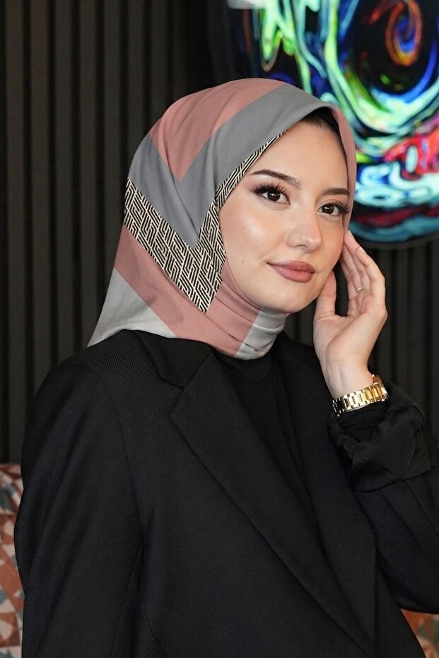وشاح قطني بنقشة هندسية، باللون الرمادي والسلموني