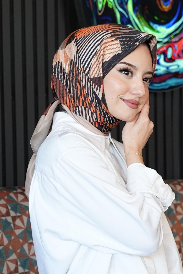 وشاح قطني بنمط تجريدي باللون البني الفاتح - 2