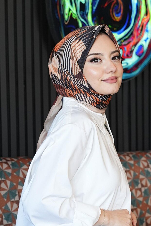 وشاح قطني بنمط تجريدي باللون البني الفاتح - 1