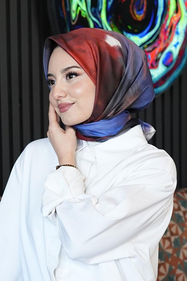 وشاح قطني بنقشة تجريدية، باللون الأحمر - 3