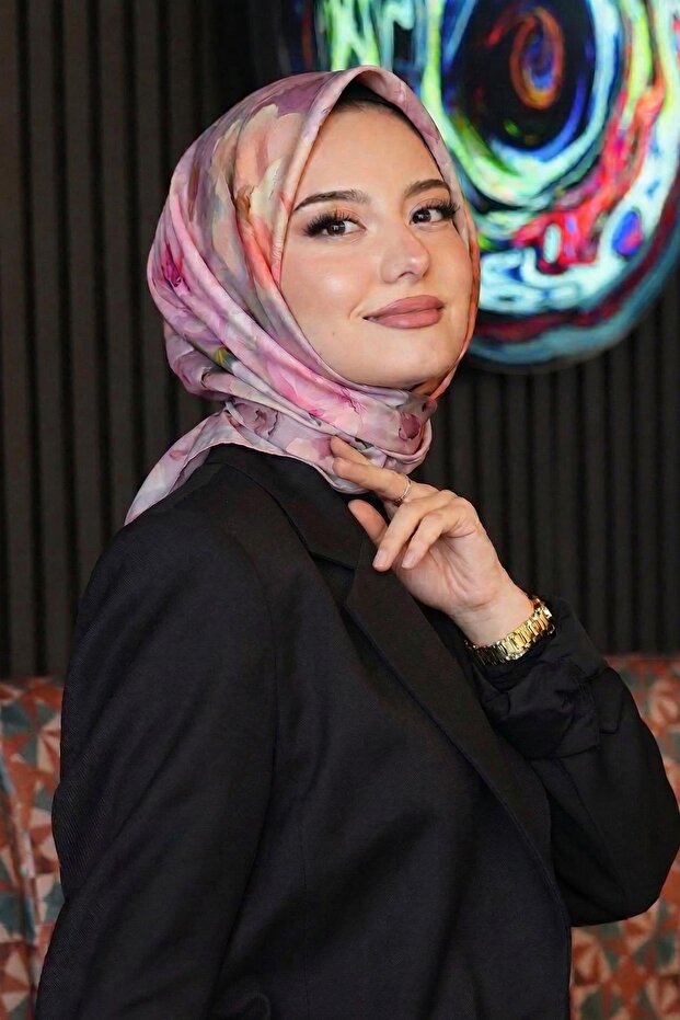 وشاح قطني ناعم باللون الوردي بنمط الورد