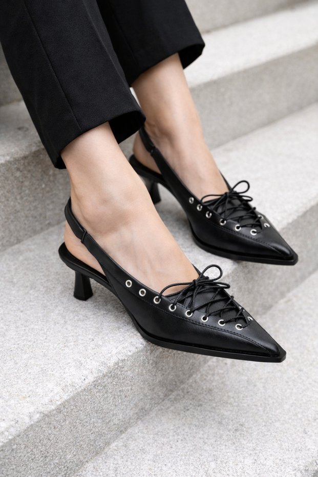 Women's Encapsulated Lace Detailed Pointed Toe Low Heel Shoes