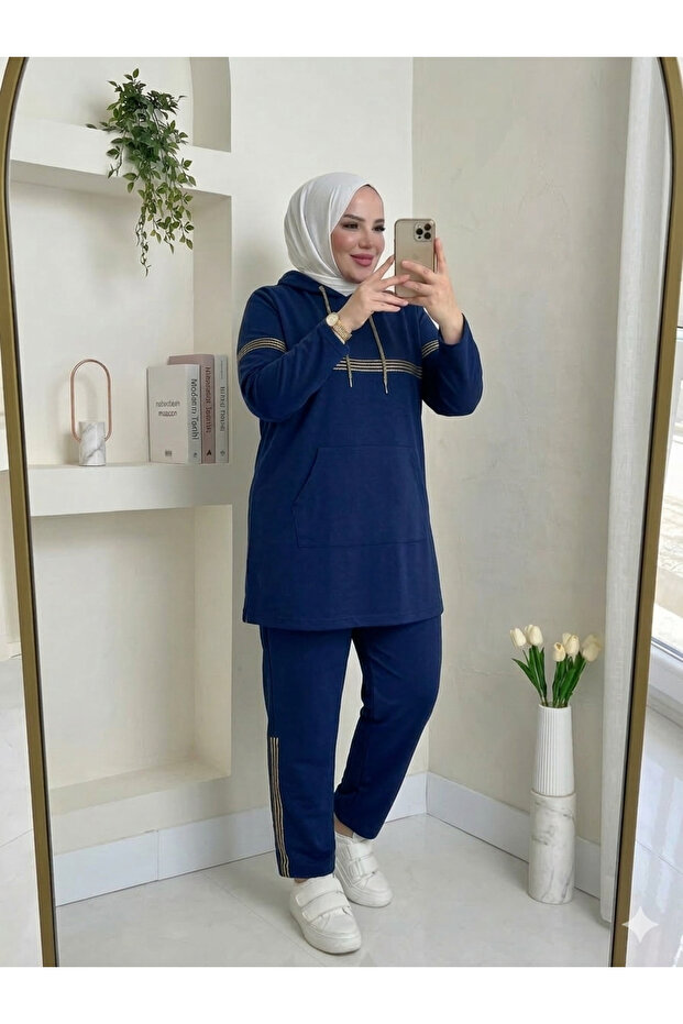 طقم بدلة رياضية نسائية بمقاس كبير مع قلنسوة وخطوط لامعة