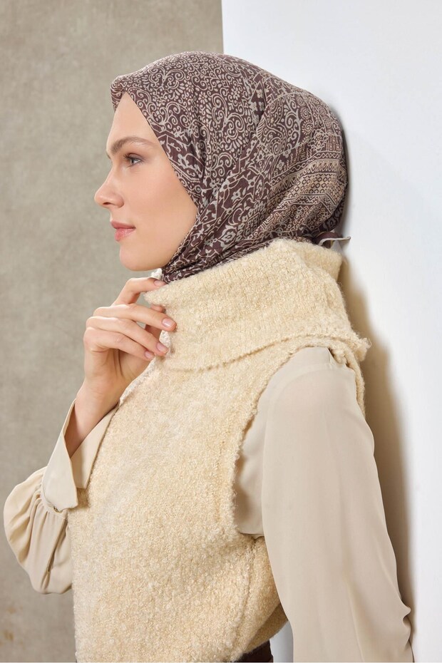 وشاح تينسل مونار بنمط ميدالية بلون الشوكولاتة البني 90×90