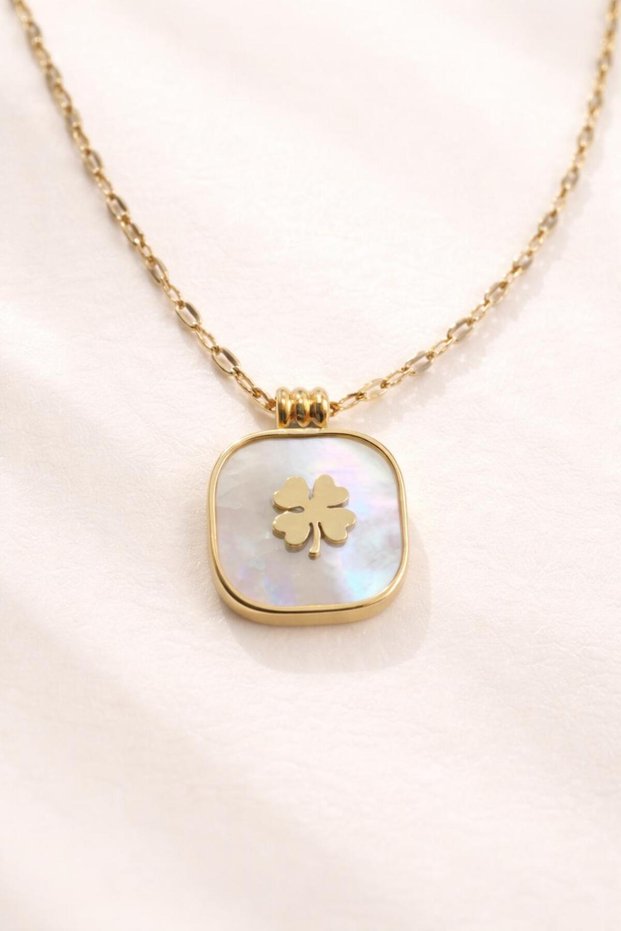 Clover Detailed Gold Steel Necklace – Symbol of Luck Minimal Design