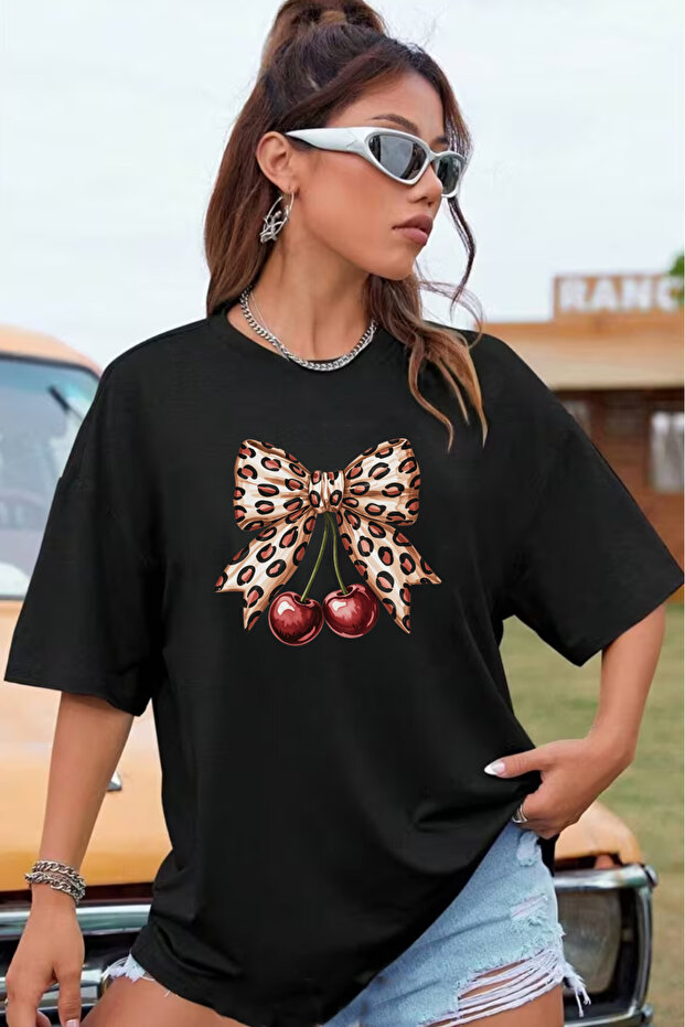 تي شيرت نسائي بأكمام قصيرة وياقة دائرية مطبوع عليه KURDELE CHERRY