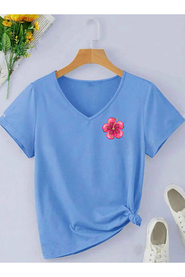 تيشيرت نسائي أساسي بأكمام قصيرة وياقة على شكل حرف V مطبوع عليه HIBISCUS