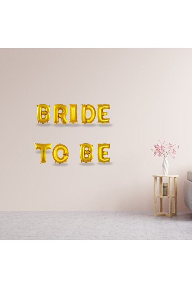 زينة على شكل حرف 'Bride' مصنوعة من رقائق الذهب من ماركة Bride Concept