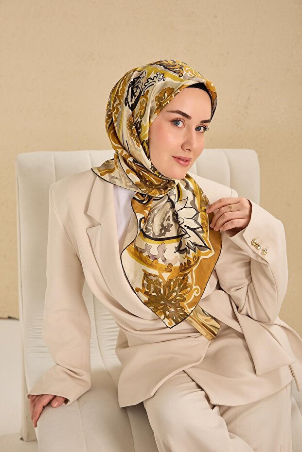 وشاح حرير تويل بنمط فني كريمي 90x90