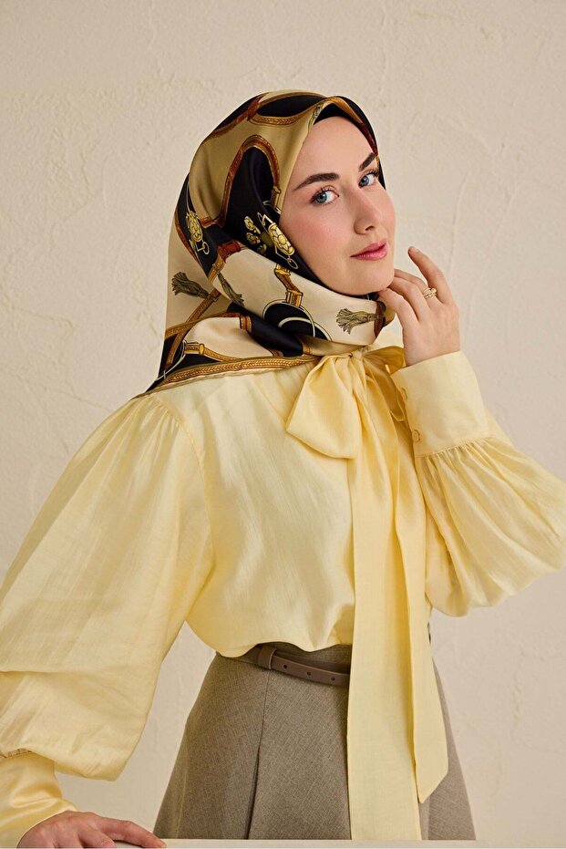وشاح حرير تويل بنمط حزام بيج 90x90