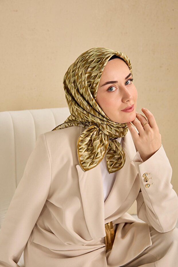 وشاح حريري من التويل بنمط أوراق الشجر باللون الكاكي والرمادي 90x90