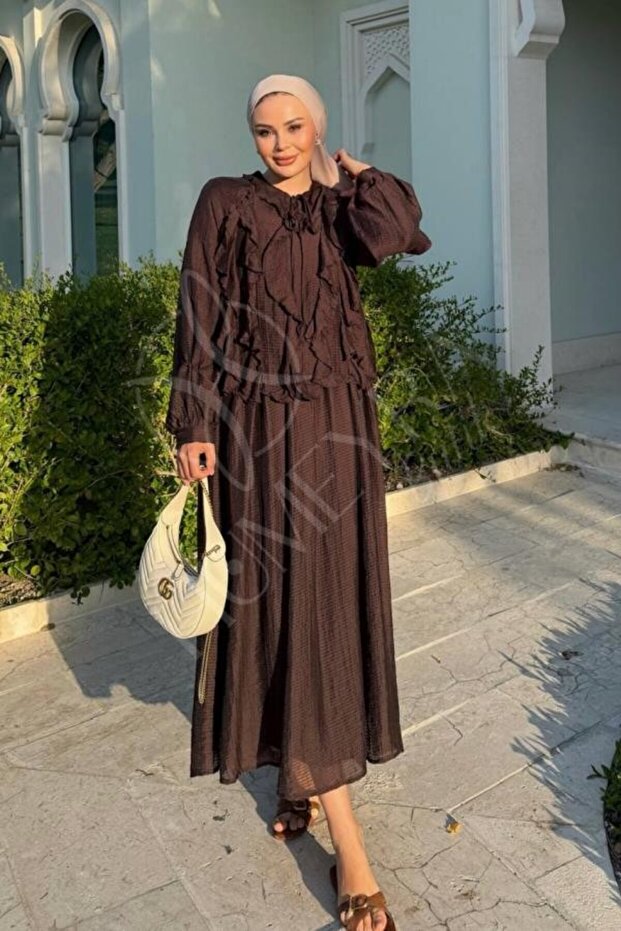 طقم تنورة مزينة بكشكشة في الأمام