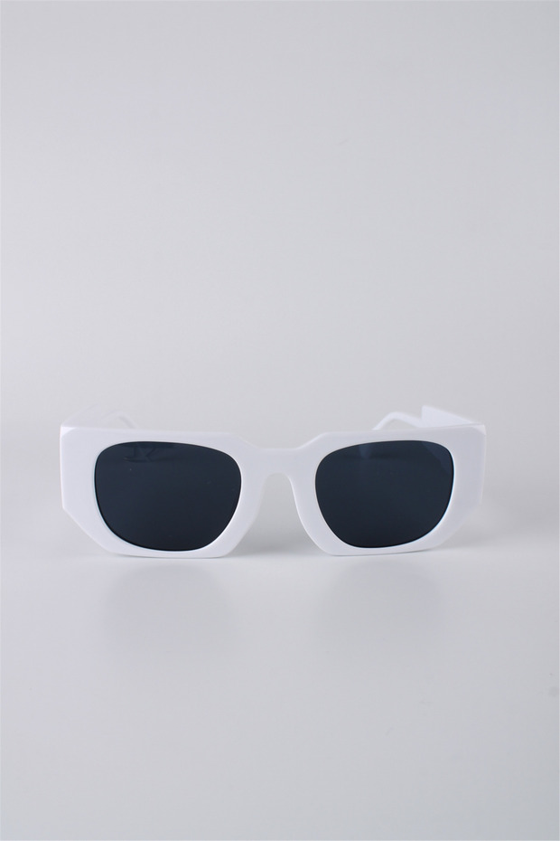 White Plastic Frame Geometric Unisex Sunglasses Gg25Lv3322R08