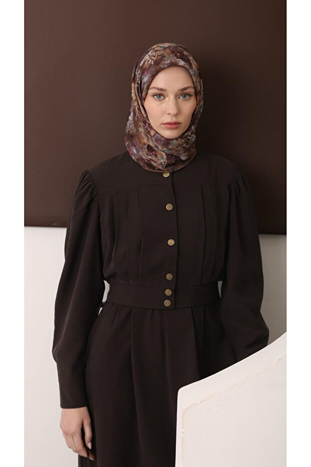 وشاح كارميلا بنقشة مميزة باللون البني