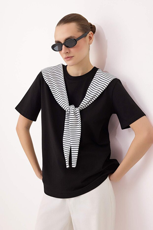 Siyah Oversize/Geniş Kalıp Kısa Kollu Bağlama Detaylı Uzun Yumuşak Örme T-shirt TWOSS26TS00269 - 1