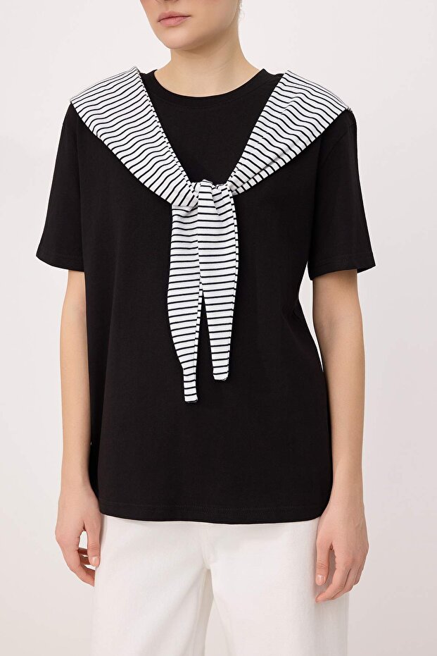 Siyah Oversize/Geniş Kalıp Kısa Kollu Bağlama Detaylı Uzun Yumuşak Örme T-shirt TWOSS26TS00269 - 3