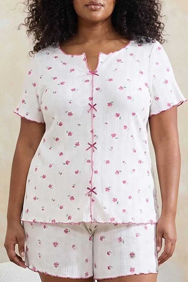 Beyaz-Pembe Çiçek Desenli Kurdeleli Kaşkorse Büyük Beden Pijama Takımı TBBSS26AI00020 - 2