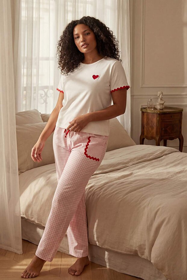 Beyaz-Pembe Ekoseli Kalpli Şerit Detaylı Örme Pijama Takımı TBBSS26AI00071 - 4