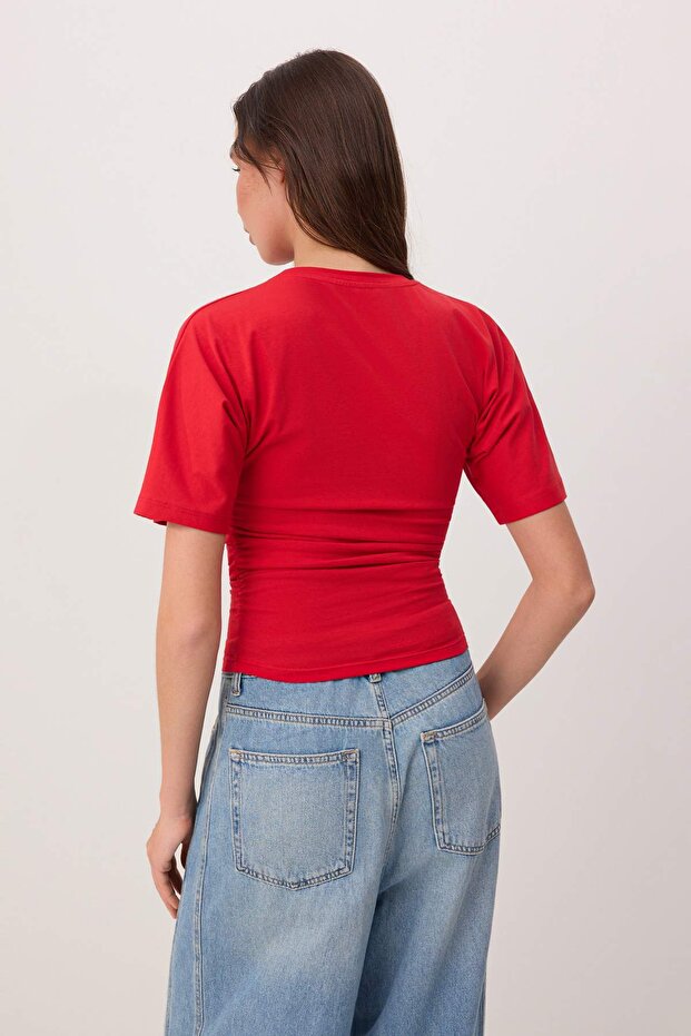Kırmızı Düz Fitted Bisiklet Yaka Kısa Büzgülü Pamuklu Esnek Örme T-Shirt TWOSS26TS00052 - 4