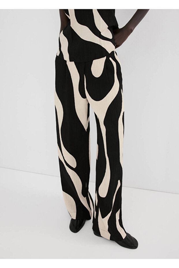 Patterned trousers with straight cut