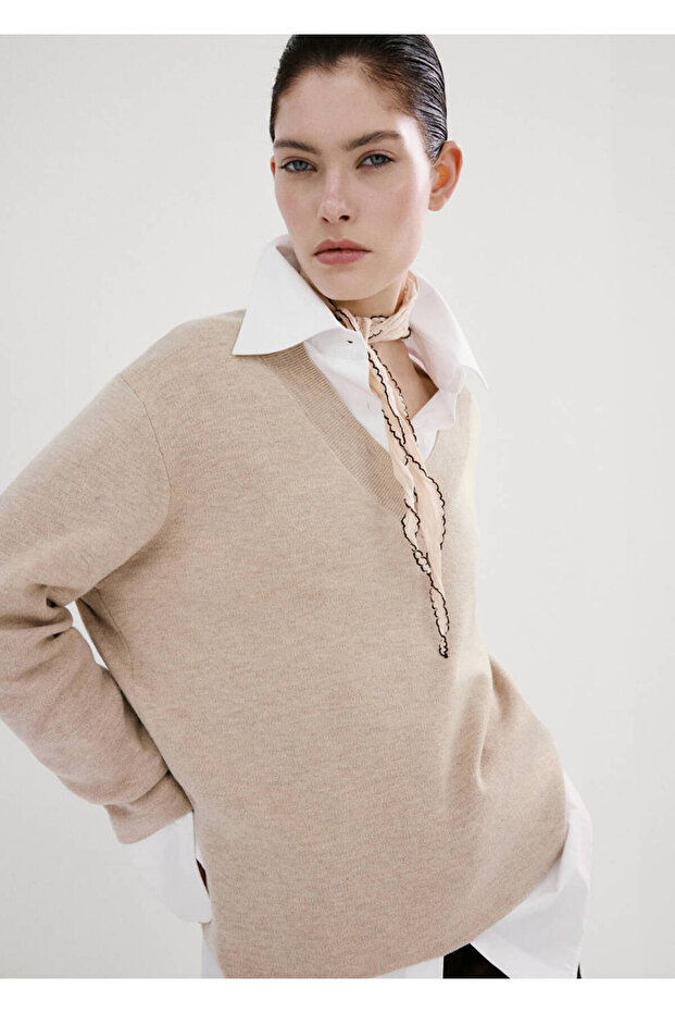 V-neck knitwear sweater