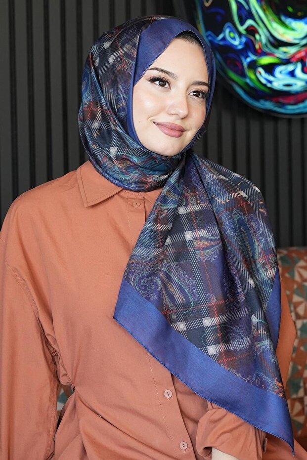شال من القطن الناعم بنمط بيزلي منقوش باللون الأزرق الداكن