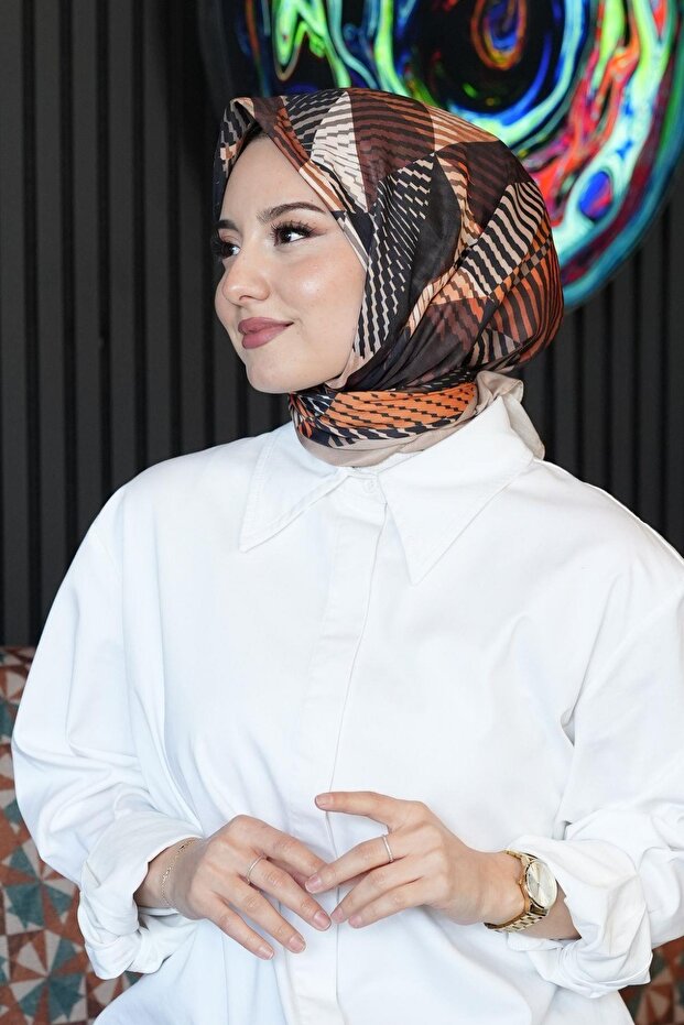 وشاح قطني بنمط تجريدي باللون البني الفاتح - 4