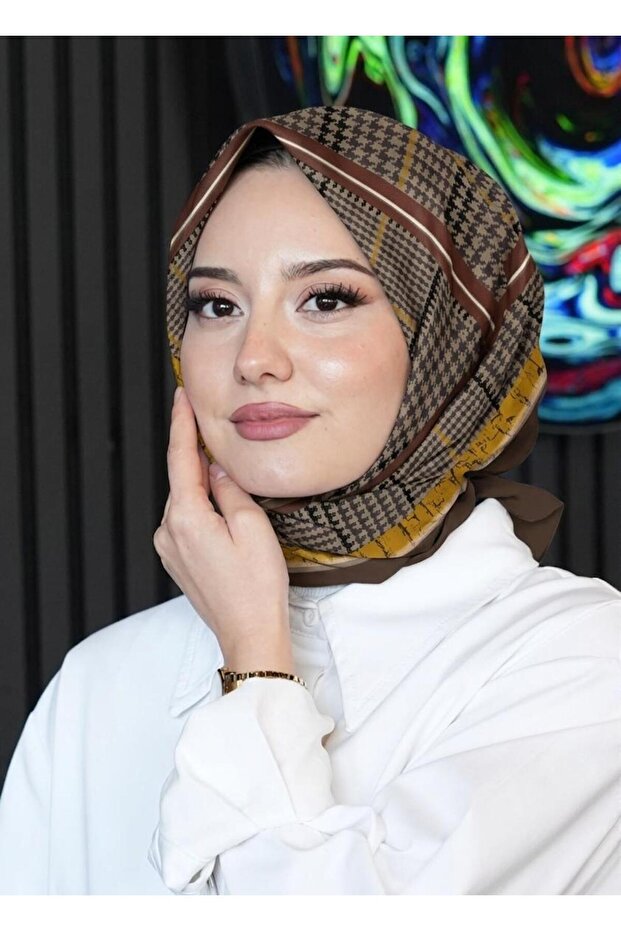 وشاح قطني بني بنمط تجريدي