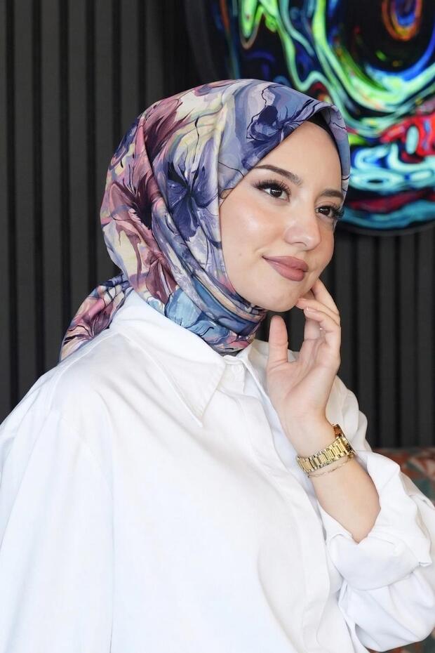 وشاح من القطن الناعم بنمط زهور متموجة باللون الأرجواني