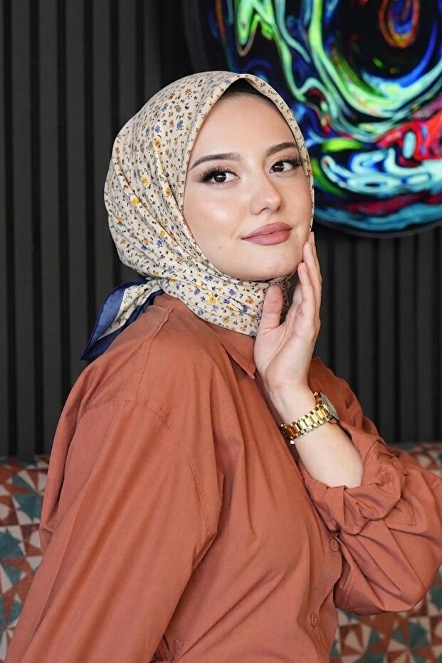 وشاح صغير بنمط الزهور باللون النيلي الناعم P قطن