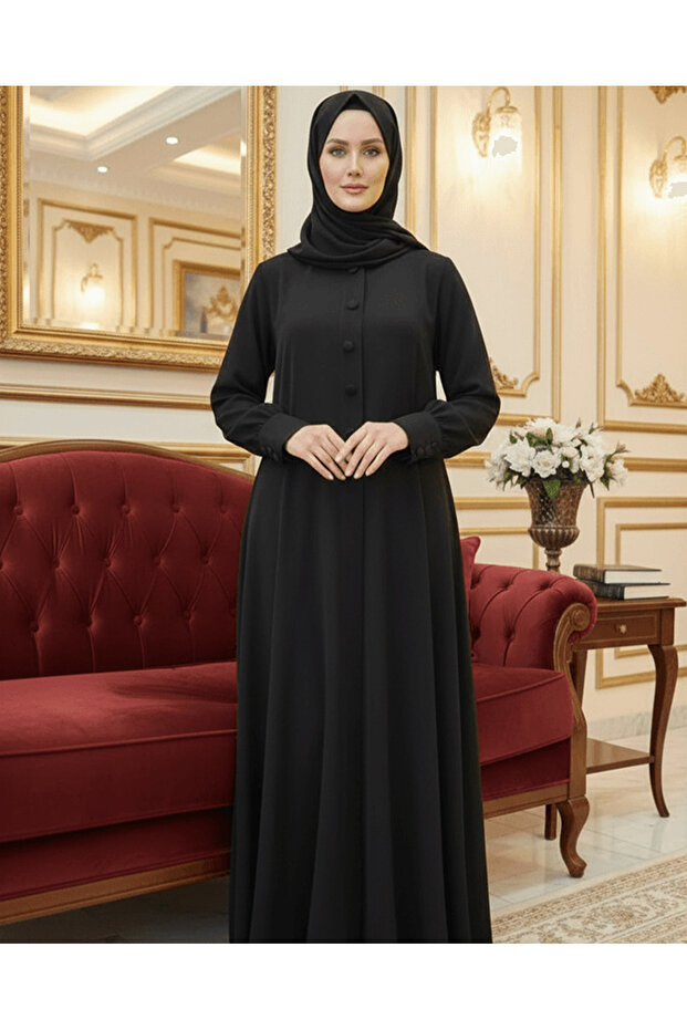 عباءة مزينة بالأزرار من حرير دبي