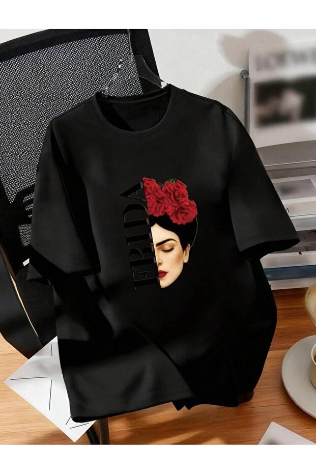 تيشيرت نسائي أسود سادة بأكمام قصيرة بتصميم فريدا كاهلو