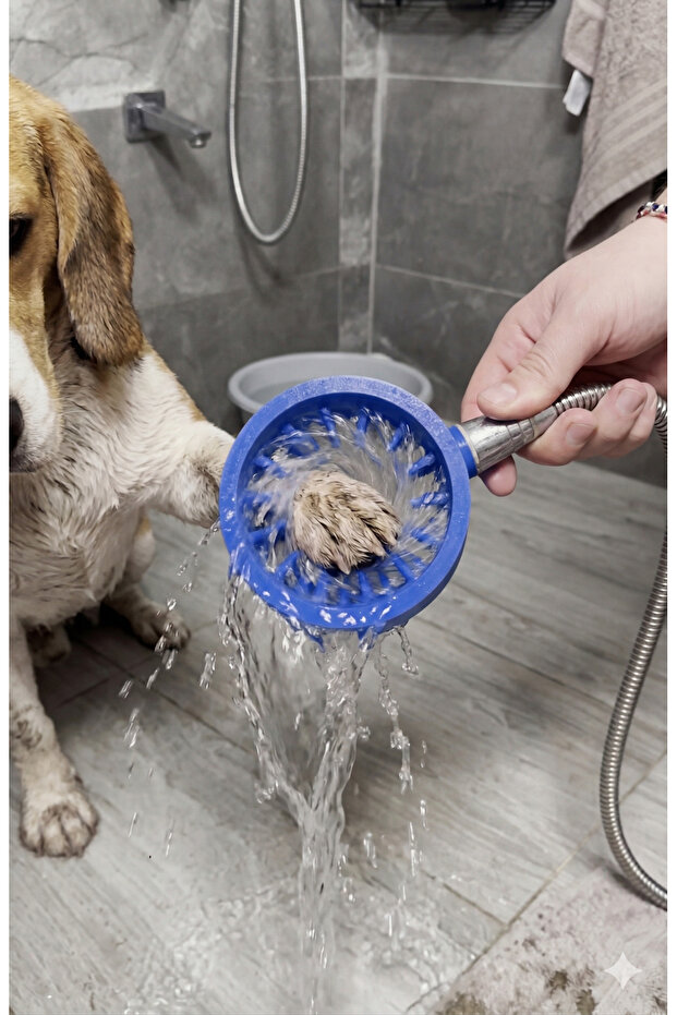 Vibrating Cat and Dog Paw Washing Apparatus Can Be Attached to a Practical Shower Head