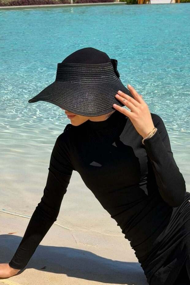قبعة فيونكة باللون الأسود