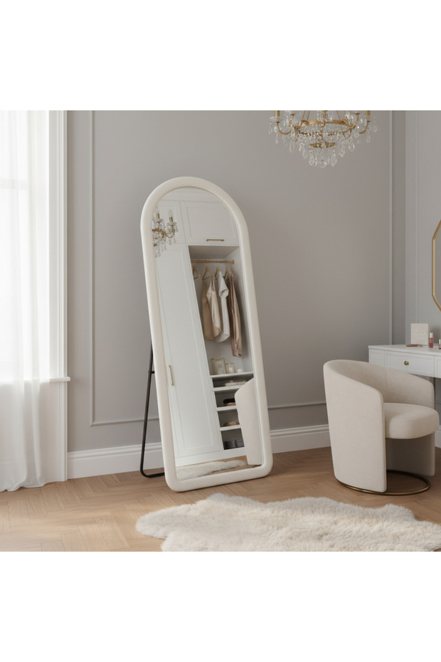 مرآة أرضية بإطار من القماش الأبيض الفاتح - تصميم مقوس ناعم