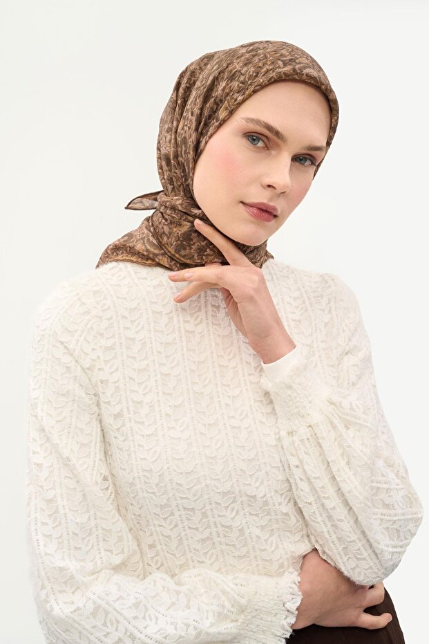 وشاح تينسل مونار بنمط ربيع البلاط باللون البني الحليبي 90×90